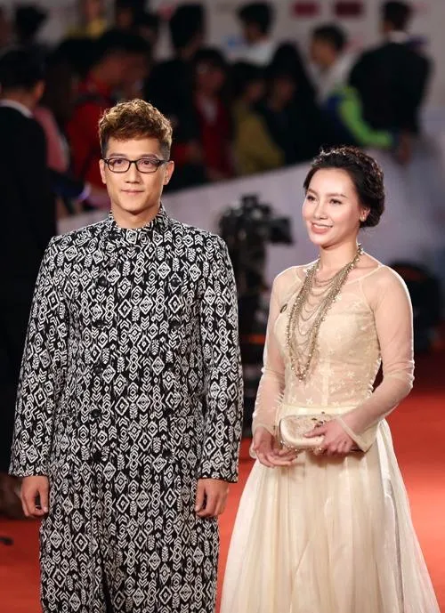 Showbiz Việt đổ bộ thảm đỏ LHP quốc tế Hà Nội ảnh 13 Diễn viên Chí Nhân sóng đôi Minh Hà tham dự sự kiện cùng nhau. Cặp đôi của phim truyền hình 'Hôn nhân trong ngõ hẹp' bị đồn yêu nhau sau khi những hình ảnh ôm ấp trên phố bị phát tán trên mặt báo. Ảnh NGÔI SAO