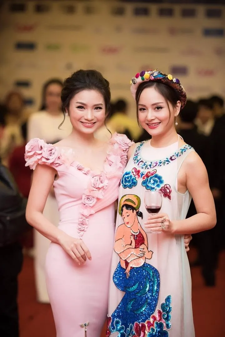 Showbiz Việt đổ bộ thảm đỏ LHP quốc tế Hà Nội ảnh 20 Nữ diễn viên Diệu Hương và Lan Phương. Ảnh VTC