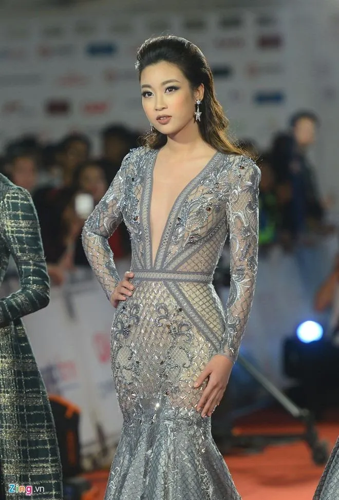 Showbiz Việt đổ bộ thảm đỏ LHP quốc tế Hà Nội ảnh 15 Mỹ Linh chọn thiết kế đầm ren ôm sát gợi cảm của NTK Chung Thanh Phong. Ảnh ZING