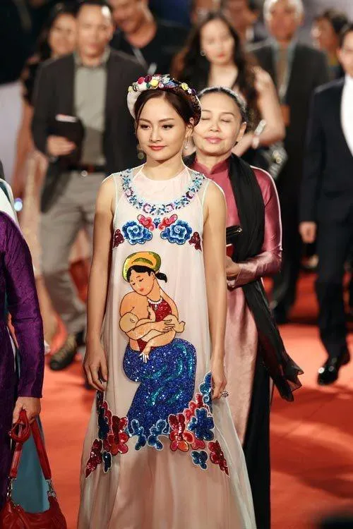 Showbiz Việt đổ bộ thảm đỏ LHP quốc tế Hà Nội ảnh 17 Diễn viên Lan Phương nổi bật trong trang phục in họa tiết tranh dân gian kết hợp khăn vấn. Ảnh VNE