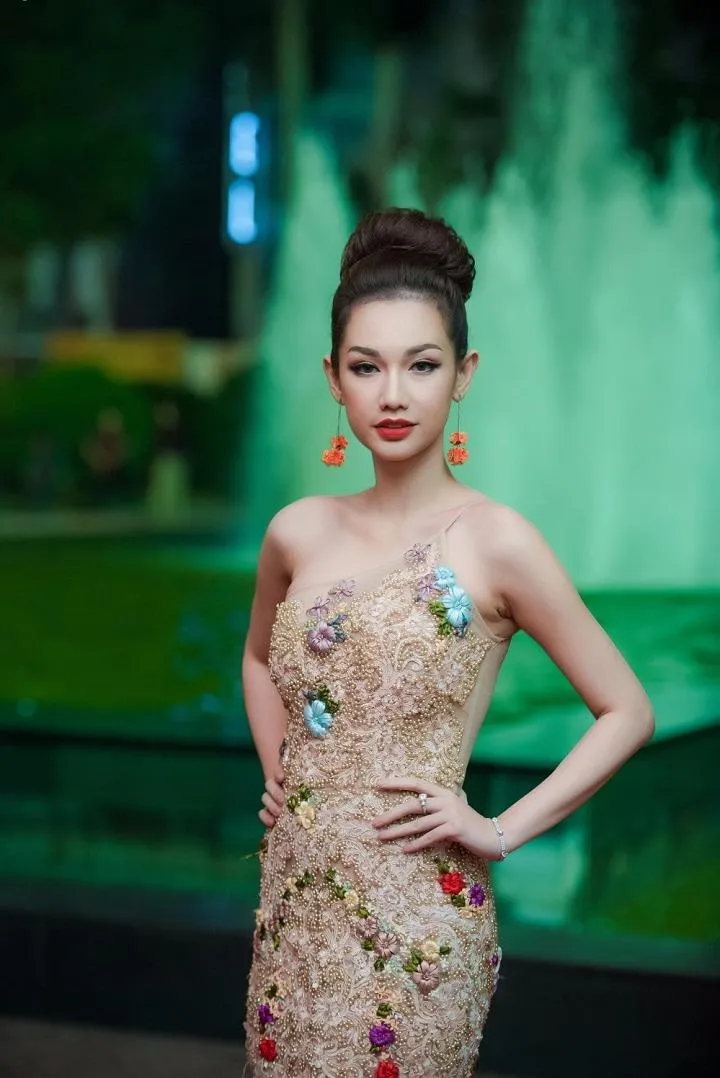 Showbiz Việt đổ bộ thảm đỏ LHP quốc tế Hà Nội ảnh 9 Quỳnh Chi gợi cảm trên thảm đỏ Liên hoan phim. Ảnh VTC