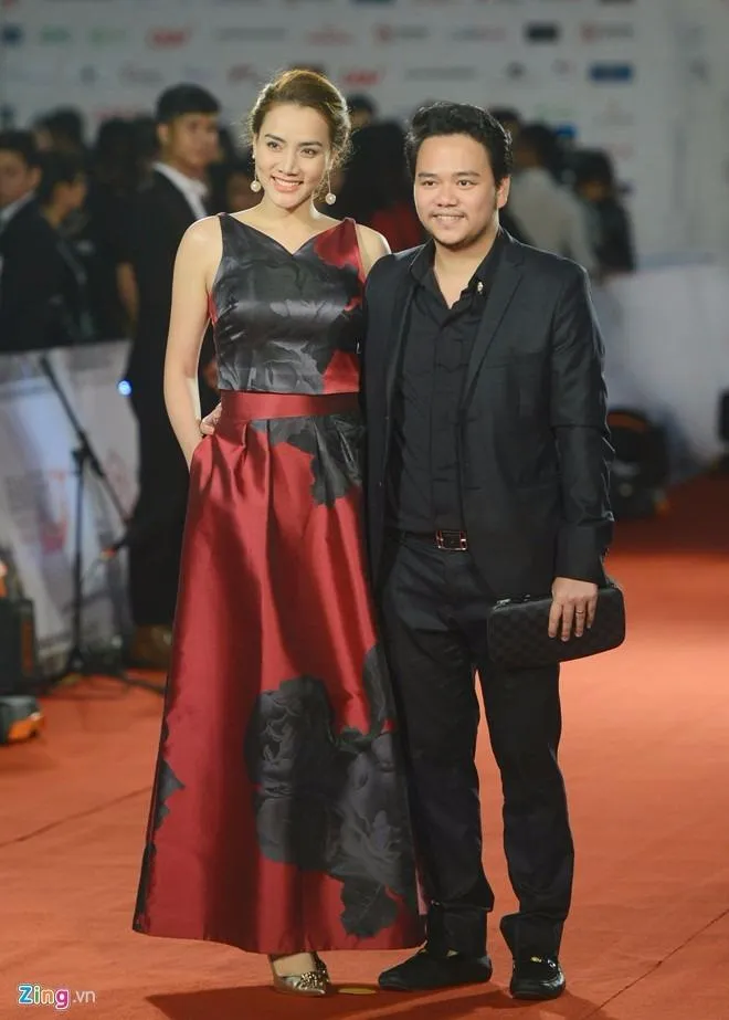 Showbiz Việt đổ bộ thảm đỏ LHP quốc tế Hà Nội ảnh 12 Diễn viên Trang Nhung có mặt trên thảm đỏ khá sớm. Cô diện trang phục hơi hướm cổ điển, sánh bước bên ông xã. Ảnh ZING