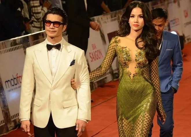 Showbiz Việt đổ bộ thảm đỏ LHP quốc tế Hà Nội ảnh 11 Người mẫu Bebe Phạm diện váy xuyên thấu, sánh bước bên chồng là đạo diễn Dustin Nguyễn. Phim Trúng số do cặp nghệ sĩ thực hiện tranh giải chính ở liên hoan năm nay. Ảnh VNE