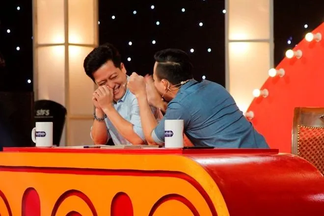 Em làm khán giả cười nghiêng ngả và khiến giám khảo Trấn Thành và Trường Giang bật khỏi ghế để cười. Ảnh: ZING