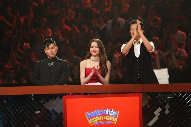 Bộ ba giám khảo đêm chung kết là biên đạo John Huy Trần, ca sĩ Đàm Vĩnh Hưng và Hồ Ngọc Hà. Noo Phước Thịnh - giám khảo đồng hành quen thuộc trong Bước nhảy ngàn cân - cũng đã trở lại với vai trò ca sĩ khách mời trong ca khúc Mình thích là mình yêu thôi với Hồ Ngọc Hà. Ảnh: ZING