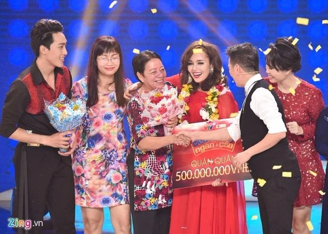 Mẹ Tố Tố lên sân khấu chung vui cùng con gái. Đàm Vĩnh Hưng xuống sân khấu chúc mừng tân quán quân. Cô nhận giải thưởng 500 triệu đồng. Ảnh: ZING