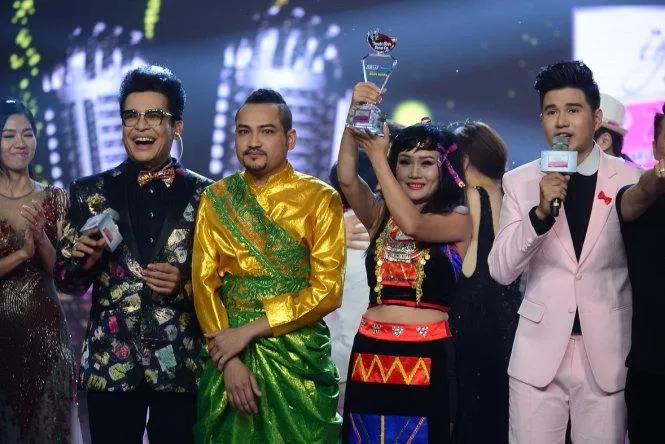 Cặp đôi Thạch Sớt - Minh Thảo trong giây phút đăng quang quán quân Tuyệt đỉnh song ca. Ảnh: TTO