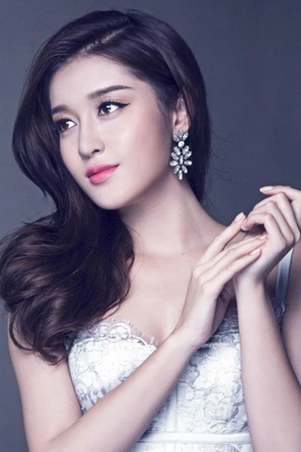 Á hậu Huyền My.