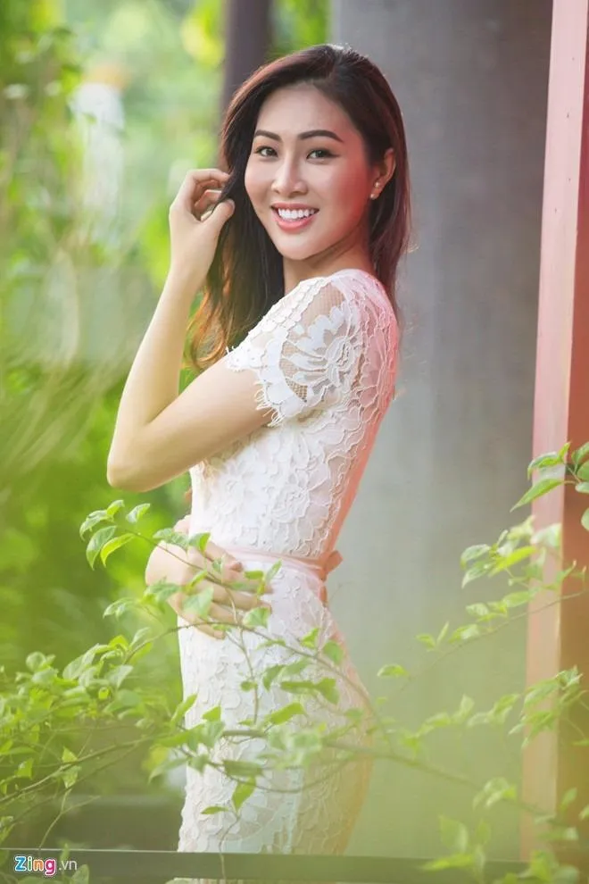 Theo Zing: "Tôi thừa nhận mình làm răng chứ không đụng dao kéo để thay đổi nhan sắc. Tôi nghĩ việc làm răng khá phổ biến ở nhiều người đẹp, bọc răng xứ không thể quy vào phẫu thuật thẩm mỹ".