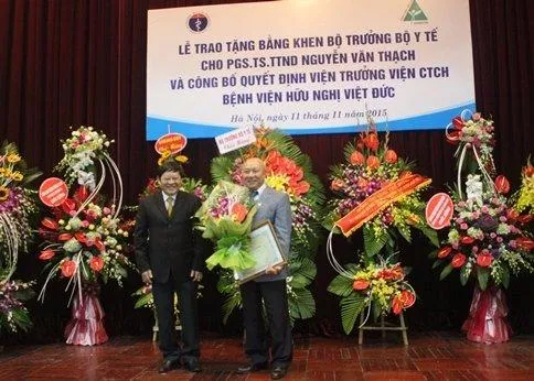PGS. TS Nguyễn Văn Thạch từng đảm nhận chức vụ Phó giám đốc Bệnh viện Việt Đức và được Bộ trưởng Bộ Y Tế trao bằng khen tháng 11-2015. Ảnh VIETNAMNET.