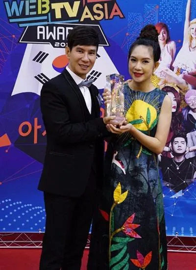 Trước đó, Chi Pu nhận giải Most Popular Online Drama - Phim chiếu mạng phổ biến nhất và Lý Hải từng nhận giải thưởng WebTV Asia Awards cho phim Lật mặt 1 ở hạng mục Phim điện ảnh mạng phổ biến nhất năm 2016, vào ngày 26-11. Ảnh Zing.