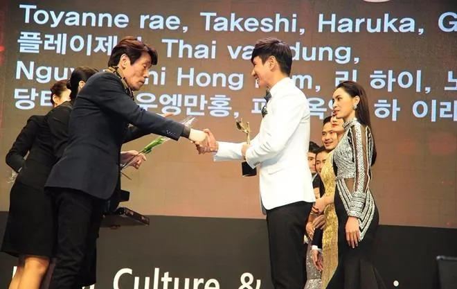 Lý Hải phải vượt qua những đối thủ nặng ký đến từ các nước trong khu vực để giành giải Đạo diễn xuất sắc nhất châu Á. Ảnh Zing.