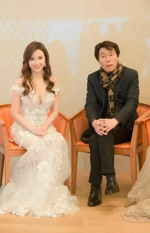 Trước buổi lễ trao giải Korean Culture Entertainment Awards 2016, Midu có cuộc gặp gỡ các phóng viên.