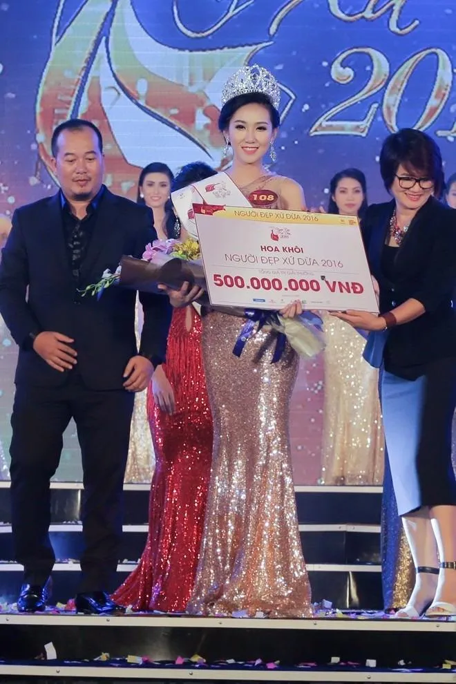 Đoàn Thị Ngọc Như đăng quang Người đẹp xứ dừa 2016 ảnh 4 Tổng giá trị giải thưởng mà Đoàn Thị Ngọc Như nhận được là 500 triệu đồng bao gồm tiền mặt, vương miện và nhiều quà tặng, ưu đãi khác. Ảnh Zing