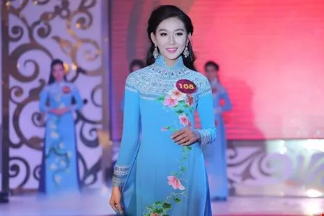 Ngọc Như trong trang phục áo dài