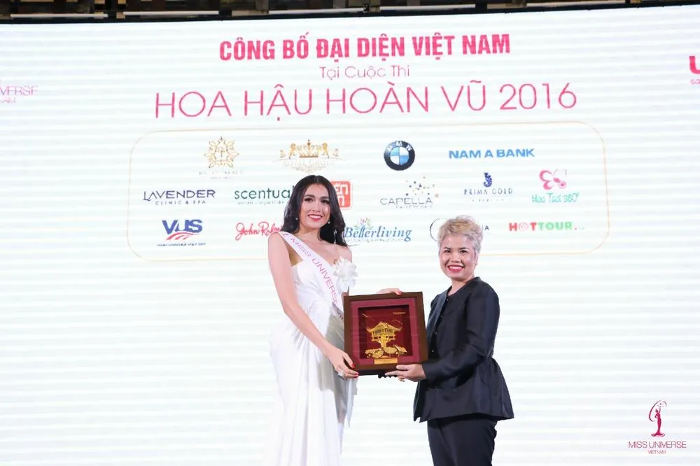 Lệ Hằng đại diện Việt Nam thi Hoa hậu Hoàn vũ 2016 ảnh 9 Món quà mà Lệ Hằng mang đến cuộc thi Hoa Hậu Hoàn vũ thế giới 2016 là bức tranh Chùa Một Cột Sen vàng nghìn thuở của Thủ đô làm bằng vàng 24k dát mỏng thủ công