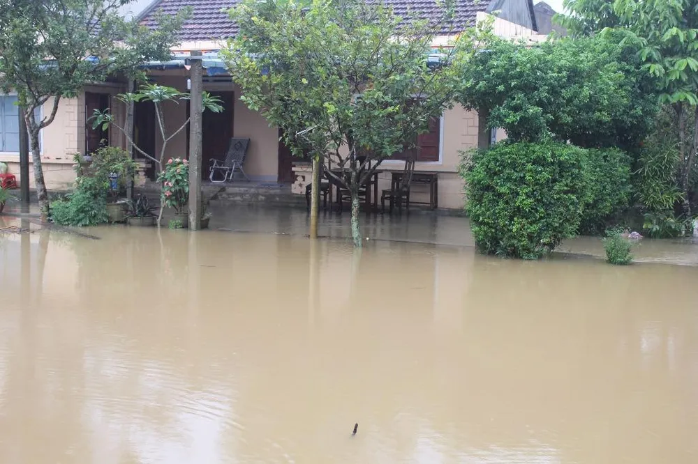 Quảng Ngãi: Lũ chồng lũ ảnh 4 Nhiều khu dân cư dọc sông Vệ bị lũ uy hiếp.