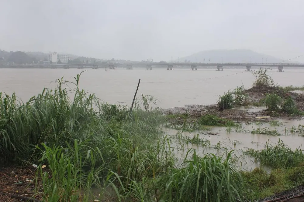 Quảng Ngãi: Lũ chồng lũ ảnh 3 Quảng Ngãi: Lũ chồng lũ ảnh 3