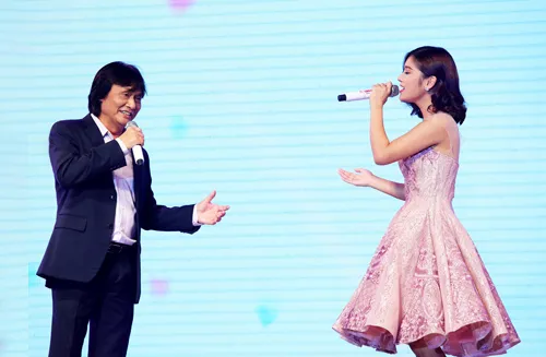 Sau đó nghệ sĩ song ca cùng ca sĩ Hoàng Yến Chibi bài hit Ngây ngô của cô. Chất giọng khoáng đạt, sôi nổi của Quang Lý kết hợp giọng ca trong trẻo của ca sĩ trẻ được các nghệ sĩ và khán giả cổ vũ.