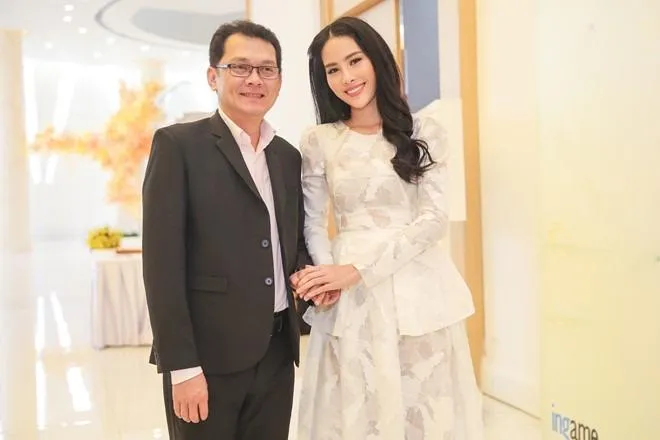 Nam Em gọi NSƯT Hữu Châu bằng ...ba ảnh 3 NSƯT Hữu Châu và Nam Em vào vai ba con trong phim Lô Tô. Ảnh: Zing