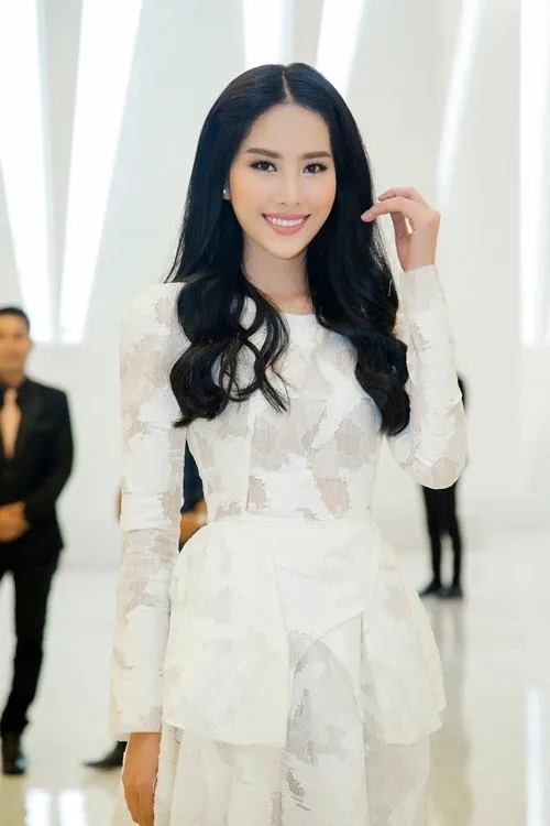 Nam Em gọi NSƯT Hữu Châu bằng ...ba ảnh 4 Nam Em vào vai Thương, cô gái 20 tuổi, tìm cha (Lệ Liễu, Hữu Châu đóng) chỉ với bức ảnh đen trắng. Đây là vai diễn đòi hỏi Nam Em phải diễn xuất nội tâm khá nhiều, cũng là thử thách đối với người đẹp. Ảnh Ngôi sao.