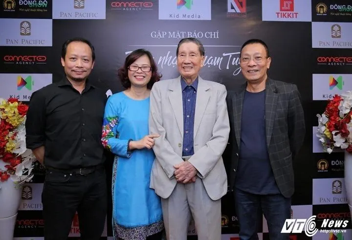 MC, Nhà báo Lại Văn Sâm "xin" tham gia đêm nhạc "Phạm Tuyên - nhớ và quên". Ảnh VTC.