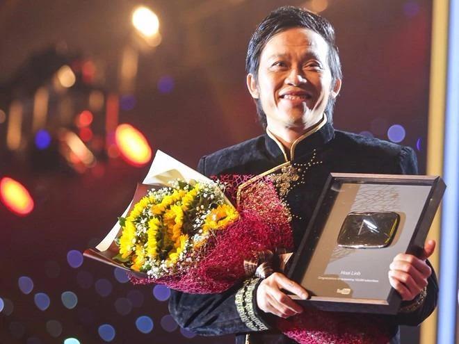 NSƯT Hoài Linh ẵm giải "Kênh hài đột phá của năm". Ảnh Zing.