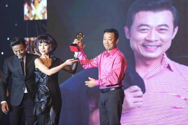 Tại lễ trao giải, nghệ sĩ Vân Sơn nhận giải "Kênh hài của năm". Kênh Youtube của danh hài hải ngoại Vân Sơn đã có gần 95 triệu lượt xem. Ảnh Zing.