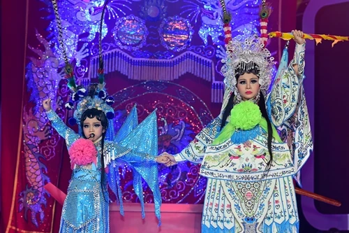 Trong đêm chung kết tại TP HCM, bé Mai Chi hóa thành Nghệ sĩ Ưu tú Thanh Trang. Trong tiết mục, Mai Chi mặc trang phục cổ, thể hiện chất giọng cao vút và khả năng diễn xuất nhuần nhuyễn, tự tin.