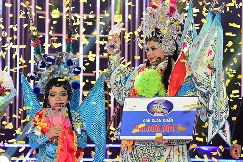 Sau tiết mục này, giám khảo - Nghệ sĩ Nhân dân Hồng Vân bước lên sân khấu ôm hôn thí sinh nhí. Tôi không còn lời nào diễn tả nữa. Cô yêu con quá con ơi, nữ nghệ sĩ bày tỏ tình cảm với Mai Chi. Giám khảo Hoài Linh khen ngợi Mai Chi ngày càng có bản lĩnh sân khấu. Hoài Linh nhận xét bộ môn hát bội đòi hỏi người diễn phải có khả năng nghe trống, phách chuẩn xác và Mai Chi đã làm được điều đó. Giám khảo Mỹ Linh cho rằng thí sinh nhí đã chiếm trọn trái tim chị.