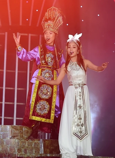 Trong tiết mục nhạc kịch Chuyện thành Cổ Loa, thí sinh nhí Công Quốc hóa thành ca sĩ Đàm Vĩnh Hưng với hình tượng An Dương Vương. Huấn luyện viên của cậu bé ca sĩ Thu Hằng diễn viên nhân vật Mỵ Châu. Cả hai diện trang phục cổ xưa, khoe giọng trên nền nhạc hùng tráng.