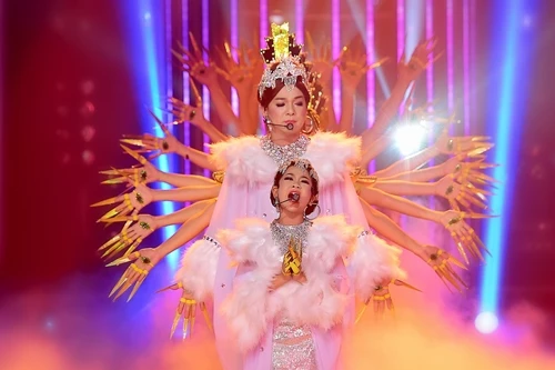 be-8-tuoi-doat-700-trieu-la-quan-quan-guong-mat-than-quen-nhi-7