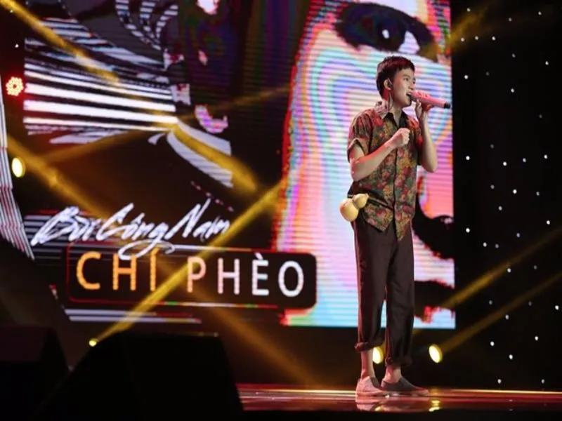 Tác giả của 'Vợ người ta' vào chung kết Sing My Song ảnh 6 Bùi Công Nam lấy cảm hứng từ tác phẩm văn học "Chí Phèo" cho ra đời ca khúc cùng tên gây ấn tượng. Anh nhận được 27/31 từ hội đồng chuyên môn. Bùi Công Nam là thí sinh đầu tiên đội HLV Nguyễn Hải Phong tiến vào vòng chung kết nhưng cuối cùng cũng dừng chân. Ảnh VietNamNet.