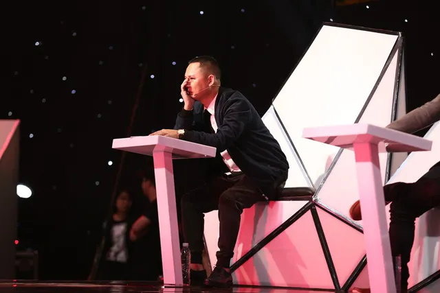 Tác giả của 'Vợ người ta' vào chung kết Sing My Song ảnh 7 Nhạc sĩ Nguyễn Hải Phong xúc động khi các thí sinh chia tay nhau.