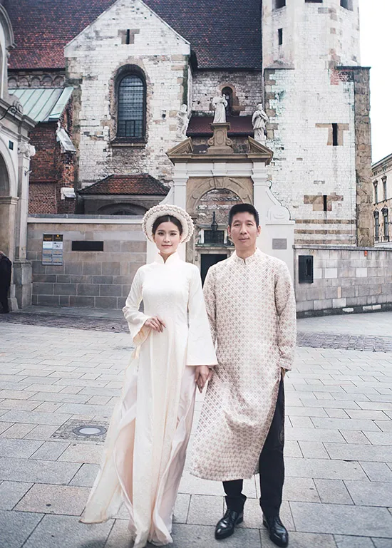 Bên cạnh đó cô và ông xã còn diện trang phục áo dài truyền thống của Việt Nam để thực hiện trên đường phố Châu Âu.