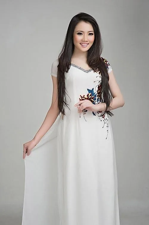 Người đẹp Diệp Hồng Đào đoạt hai giải phụ: Thí sinh mặc Áo dài đẹp nhất, Người đẹp ảnh tại cuộc thi "Hoa khôi Đồng bằng sông Cửu Long 2012".