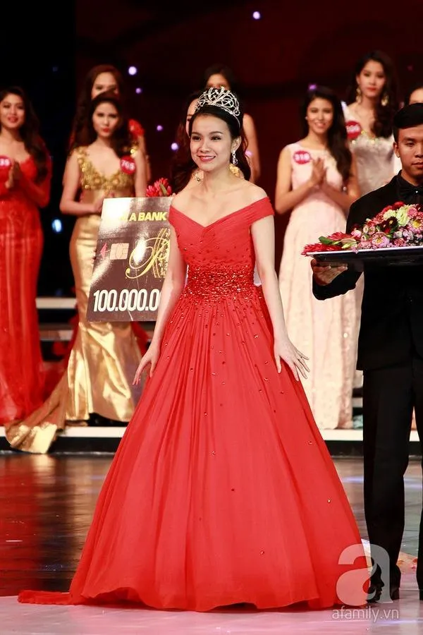 Hoa hậu Hoàn vũ Việt Nam 2008 Thùy Lâm lúc đăng quang.