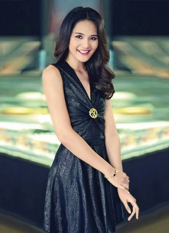 Bà mẹ hai con vẫn giữ được săc vóc đằm thắm và quyến rũ