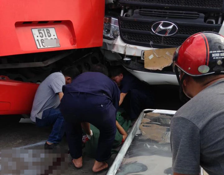 Xe tải đâm xe khách Phương Trang, 1 người chết ảnh 1