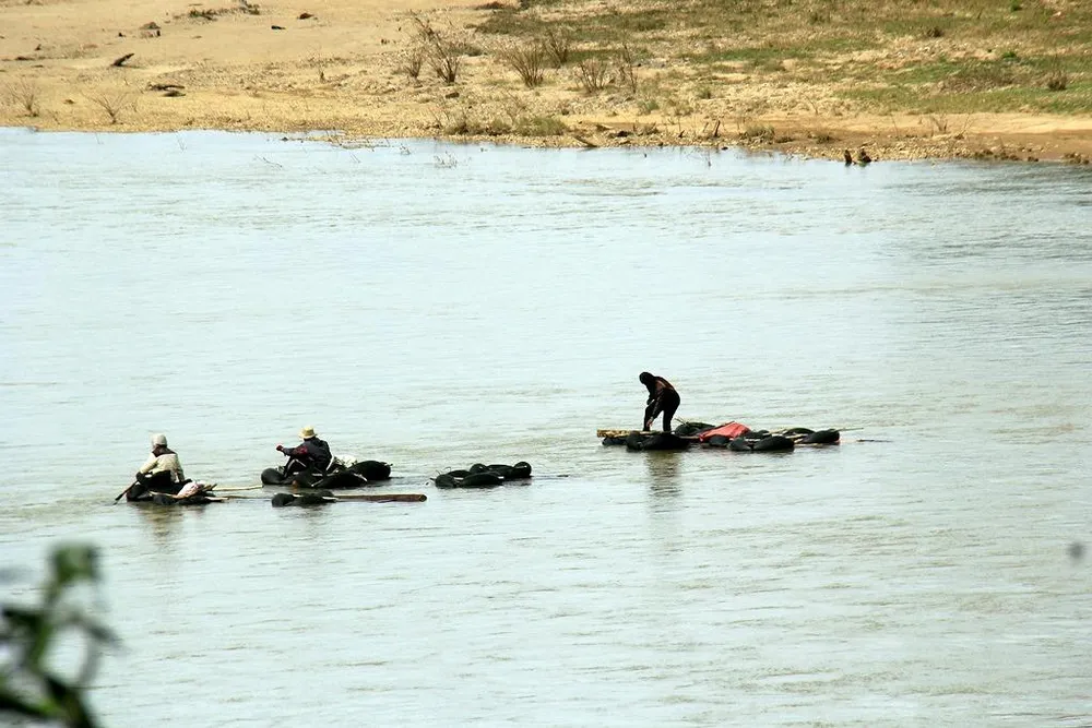 Vụ bè gỗ trôi sông: Chủ bãi tập kết là con lãnh đạo? ảnh 3 Vụ bè gỗ trôi sông: Chủ bãi tập kết là con lãnh đạo? ảnh 3