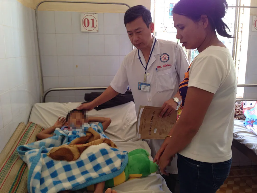 Rơi hầm cầu của trường mầm non, bé 5 tuổi nứt sọ ảnh 1