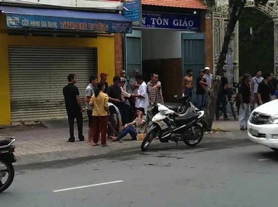 Những sao Việt suýt chết vì tai nạn xe hơi ảnh 12 Sáng 26/8/2014, khi chạy xe tới địa điểm quay phim, chiếc xe của Thanh Hằng bất ngờ gây tai nạn khiến 1 người phụ nữ bị thương nặng ở chân phải.