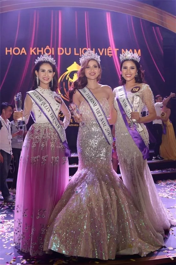 Nguyễn Thị Thành (ngoài cùng bên phải) tại cuộc thi Hoa khôi Du lịch Việt Nam. 