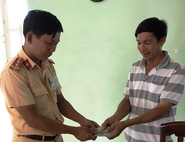 CSGT trả lại tiền cho người dân đánh rơi ở quốc lộ 1A ảnh 1