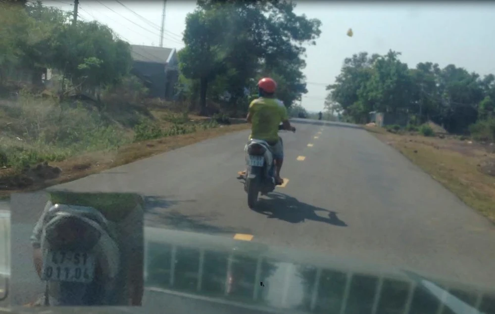 Lạng xe, ném đá vào kiểm lâm để tẩu tán gỗ lậu ảnh 2