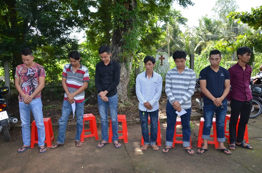 Nhóm trai làng dùng rựa, gậy sắt truy sát lẫn nhau ảnh 1