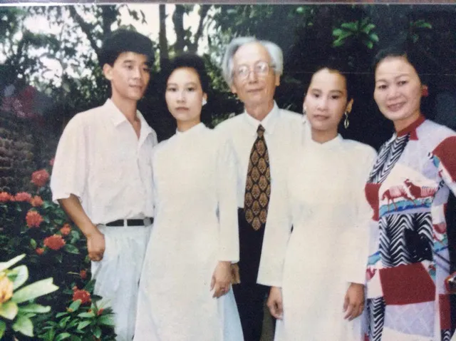 Bức ảnh kỷ niệm của NGND Hoàng Kiều và nghệ sĩ chèo Bích Ngọc bên các con chụp khi ông bà còn khoẻ. Ảnh: GĐCC.