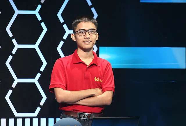 Lê Duy Bách luôn nở nụ cười hiền hòa ngay cả trong những thời khắc bị dẫn trước với sức ép nặng nề.