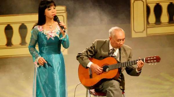 Nhạc sĩ Hoàng Giác của 'Mơ hoa' qua đời ảnh 2 Nhạc sĩ Hoàng Giác đệm đàn cho ca sĩ Ánh Tuyết hát (Ảnh: Nguyễn Thế Thục)