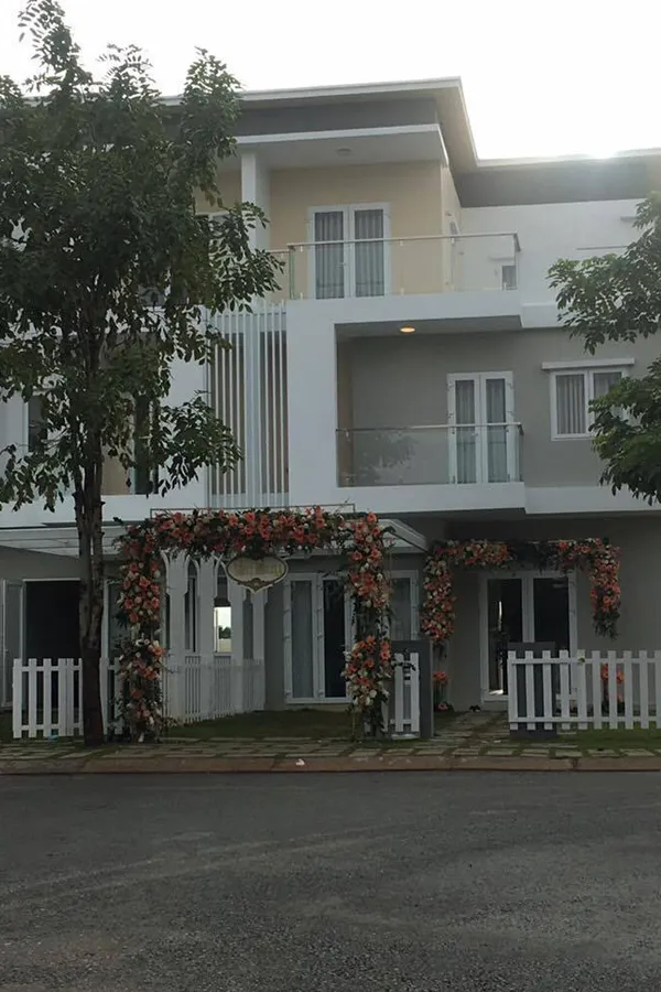 Hoa hậu Đặng Thu Thảo 'theo chàng về dinh' ảnh 4 dang-thu-thao-rang-ro-len-xe-hoa-ve-nha-chong